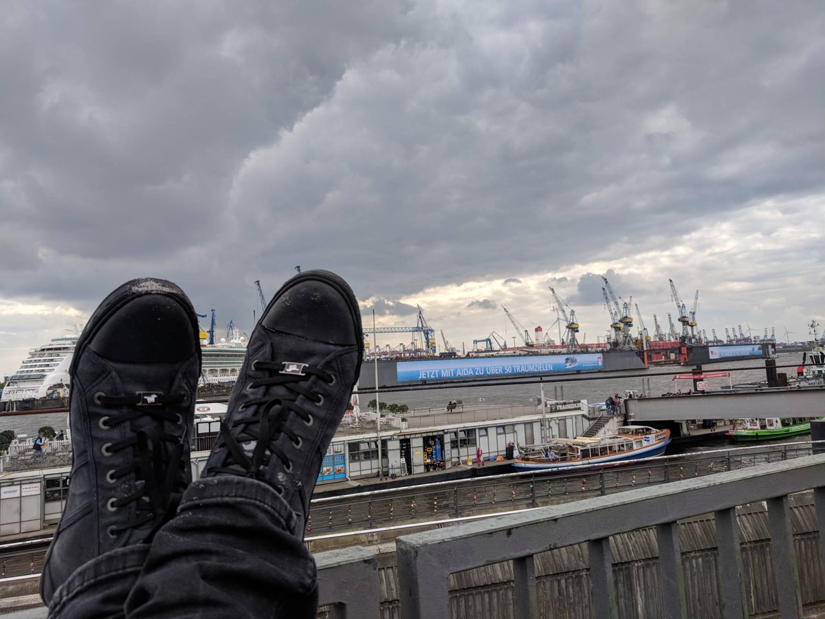 Platzelk's tweet photo. Es ist immer wieder schön nach #Hamburg zurück zu kommen. Irgendwo ist immer was los und beim chillen hat man auch eine gute Aussicht. https://t.co/FLeToHdHRC