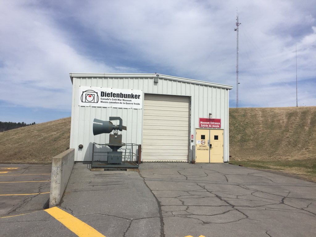 l_unger's tweet photo. #DHP2018 stopped at the Diefenbunker on our way home from Ottawa yesterday. @Ash0r talked to them about the Cold War before entering. Entire computer centre is 500x less powerful than any smartphone! https://t.co/tGIecIYRC9
