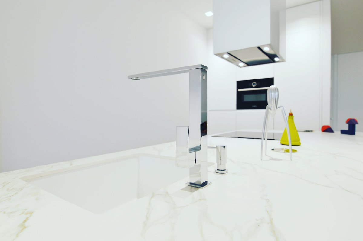 MueblesLluesma's tweet image. ¡Hora de comer! ¿Te gustaría hacerlo en una de nuestras #CocinasLluesma? En esta cocina a medida hemos usado roble teñido blanco, encimera de @Neolith_ #Calacatta, campana de cristal blanco de #Frecan, griferia Tres y horno micro @BoschHomeEs.  ¡Pregúntanos!