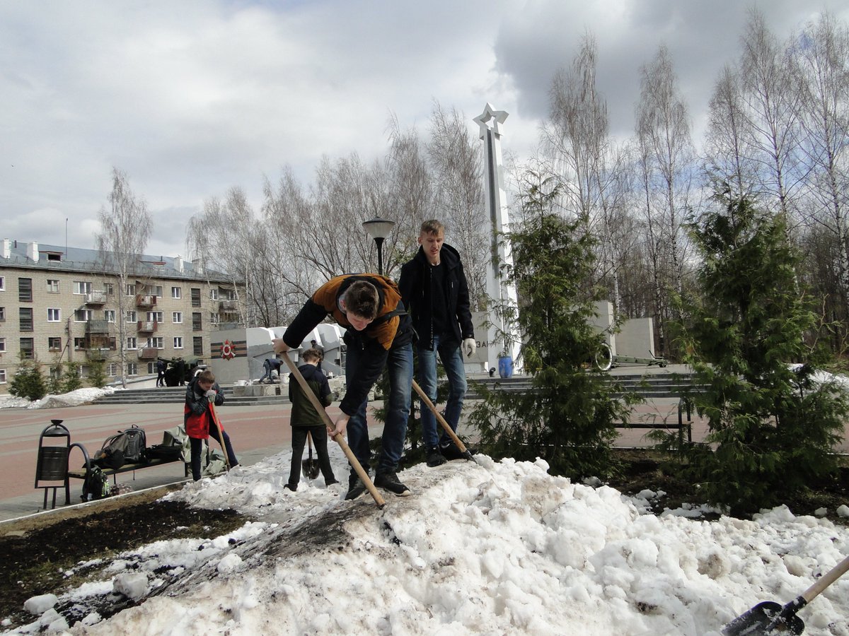 Члены #МГЕР #Фурманов приняли участие в субботнике у Монумента Славы.