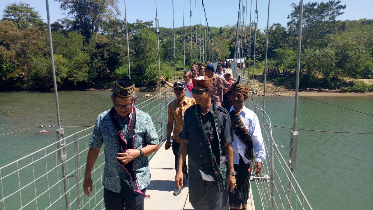 LabuanBajo_One's tweet photo. Peresmian jembatan gantung desa siru https://t.co/3Fl9qWv4vt