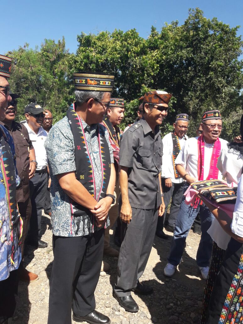 LabuanBajo_One's tweet photo. Peresmian jembatan gantung desa siru https://t.co/3Fl9qWv4vt