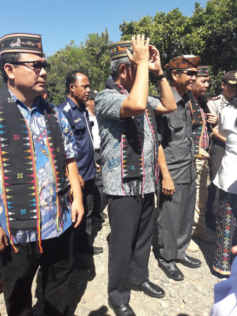 LabuanBajo_One's tweet photo. Peresmian jembatan gantung desa siru https://t.co/3Fl9qWv4vt
