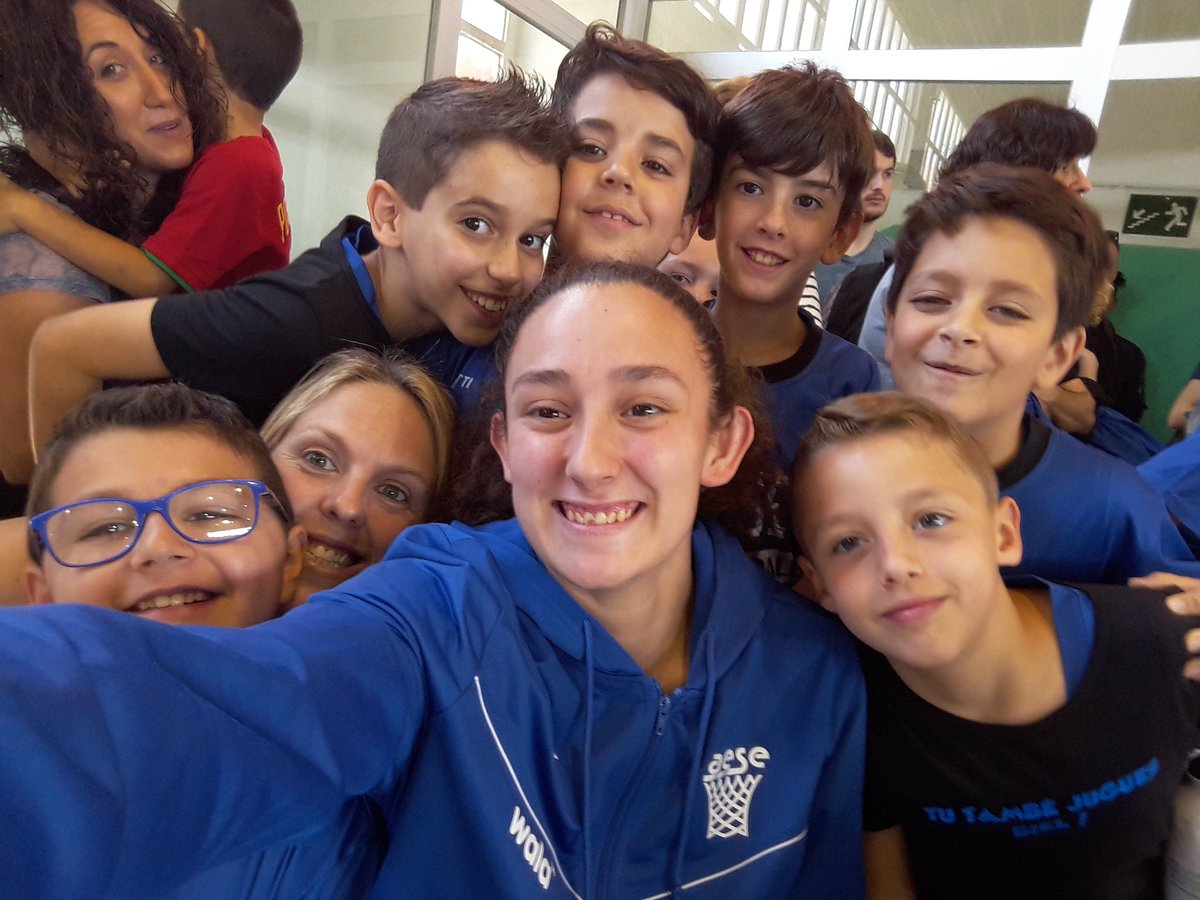 PaulaMartinez6_'s tweet photo. La paraula EQUIP avui ens defineix a la perfecció #pbm1 @BASQUETAESE https://t.co/f2XTDO8VXj