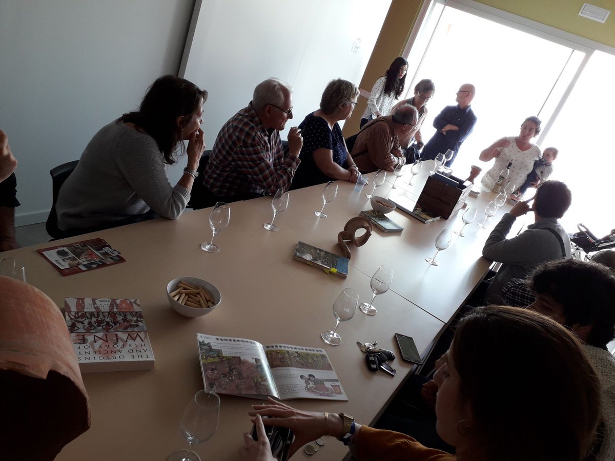 vinseum's tweet photo. I amb els #Amicsenruta acabem la visita a la DO Vinífera Centre d'Interpretació del Jaciment ibèric de la @fontdelacanya amb una degustació del Cepell 2017  d'@EudaldMassana #AmicsdHonor. Matí complert i a punt pel #microvi2018 @VisitaAvinyonet @ArqueoVitis https://t.co/cZQBO30sLc
