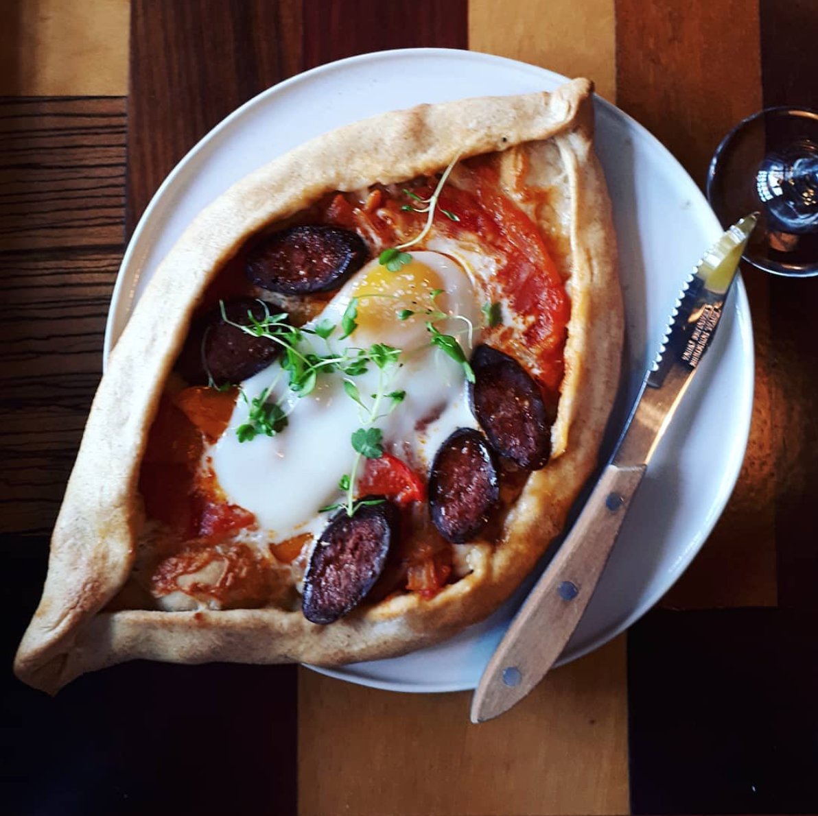 Voici notre pide déjeuner avec notre saucisse sudjuk maison. Aujourd'hui et demain, 10h00 à 15h00 / This is our brunch pide with our homemade sudjuk (spicy sausage). Today and tomorrow, 10am to 3pm {photo cocoabeantheveg / Instagram} #Montreal
