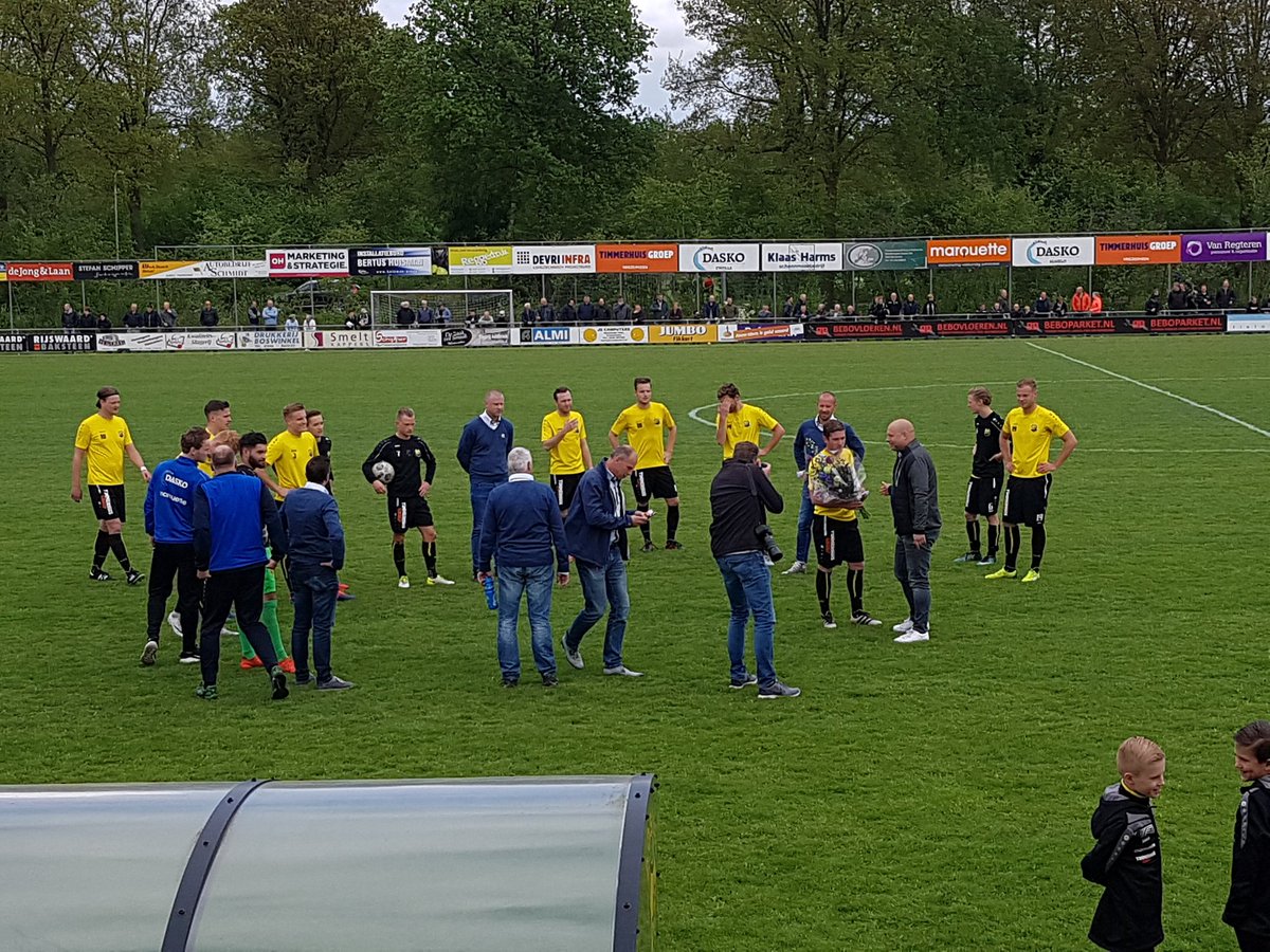 Stan_Hoff's tweet photo. Vooraf wordt middenvelder Jaap Mulderij in het zonnetje gezet. Hij speelde vorige week zijn 250e duel voor @DOS37. #dosdet https://t.co/FnV4T7KClw