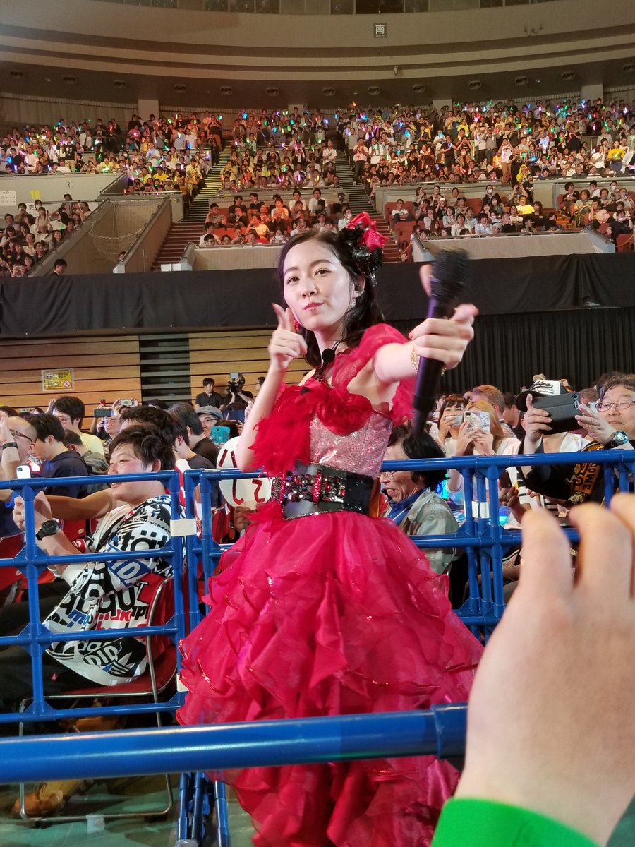 SwordOfTheLake's tweet photo. それと最初にアリーナ席にメンバーが来たのがりょうは&amp;くまちゃんだったけど、間近で見た二人はめっちゃ綺麗だった！あと珠理奈もよく来たけど、やはり綺麗で美人だったなぁ。因みに写ってる手は私じゃないです(笑)。 https://t.co/QUzZoxI0Kh