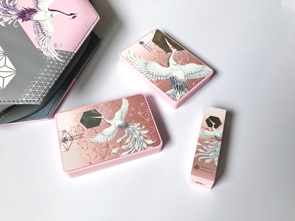 peartunwarat's tweet photo. ขอสยายปีกเป็นสาวแซ่บให้เข้ากับ True Wings Limited Edition “Fei Fei” สีชัดสวย ทั้งพาเลตอายแชโดว์ เขียนคิ้ว ลิปนี่แซ่บเว่ออ เนื้อจะฉ่ำๆ หน่อย ตอนนี้มีโปรกระเป๋าอีก เลิศมาก
#OrientalPrincess #TrueWingsLimitedEdition #FeiFeiStyle #สบายปีกความงามในแบบของคุณ #ผู้หญิงอย่าหยุดสวย https://t.co/xNxyawdBue