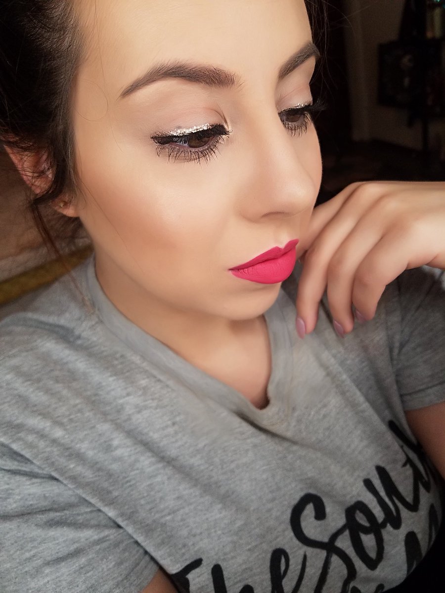 ashemnicole's tweet photo. Lips: @JeffreeStar #velourliquidlip #watermelonsoda
Eyes: @stilacosmetics #kittenkarma @NyxCosmetics #epicinkliner @BenefitBeauty #badgalbang
Brows: @tartecosmetics #busygalbrows
Face: @Maybelline #matteNporeless @PFCosmetics #butterbronzer @ColourPopCo #nofilterconcealer https://t.co/2tiiQzSQz1
