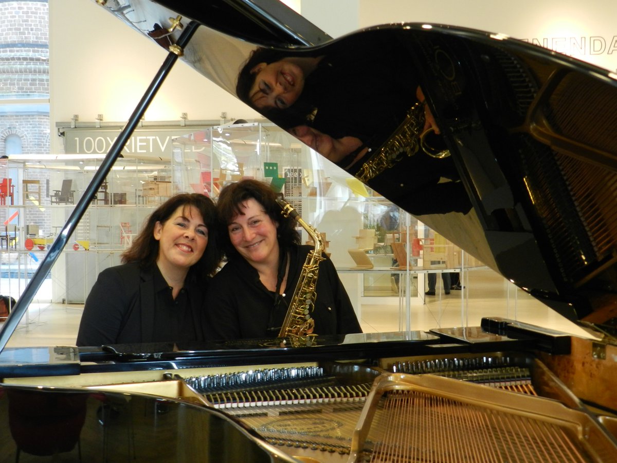 Maandag 30 april #Raadhuispleinconcert met het duo Saxpiano, bestaande uit Lisette van de Loo op piano en Cunéra van Lier op saxofoon. Kom om 12.30 uur luisteren genieten in het gemeentehuis.