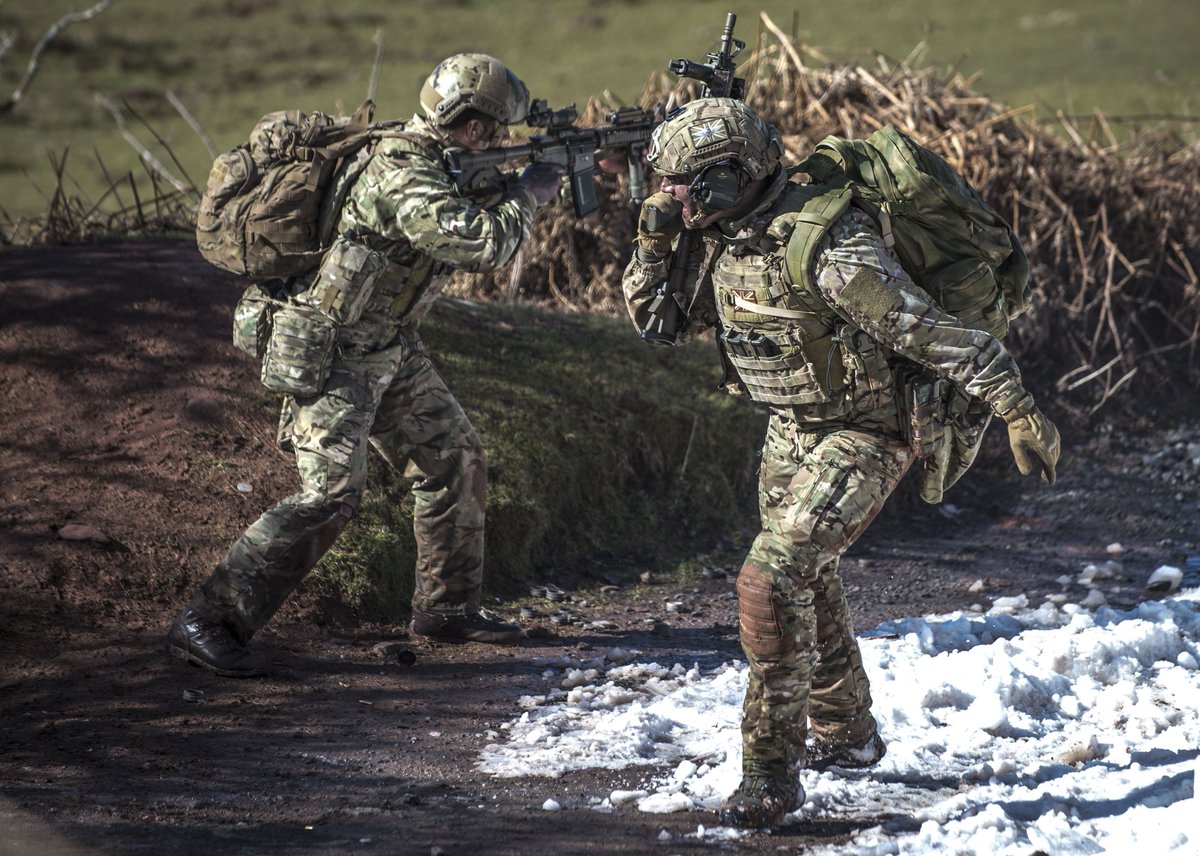 BritishArmy's tweet photo. Specialist troops from Pathfinders have been honing their skills on a patrolling and tactical live-firing exercise in Wales. Read more: https://t.co/cxuP8jIpkO https://t.co/rVRWu04omN