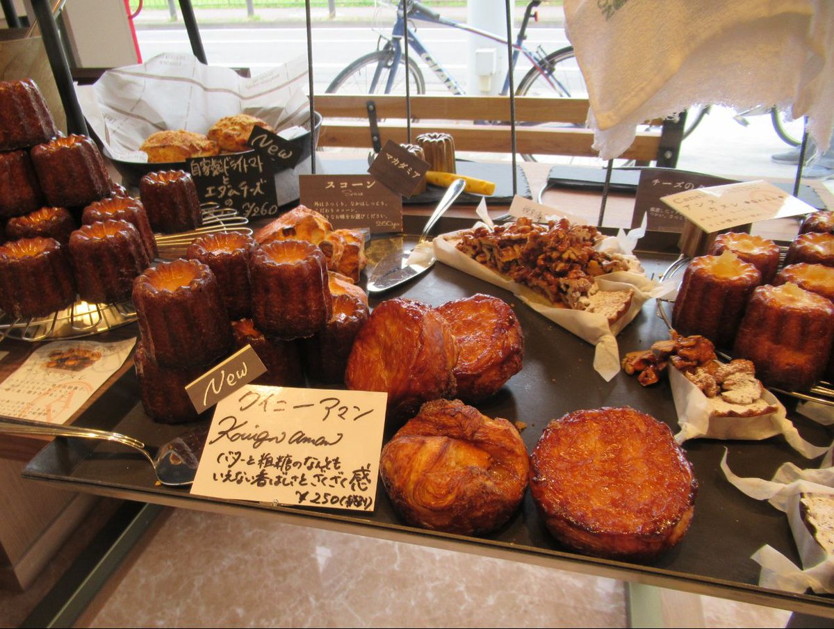 杉本亜未 ブラッディチャイナタウン連載中 アンヌ国立スイーツに行ってきました 店内はかわいい焼き菓子がいっぱい ケーキも少なめですが価格はお手頃 かわいいクグロフが看板商品 お店の方もとっても感じが良く 開店まもないお店はお祝いのお花が