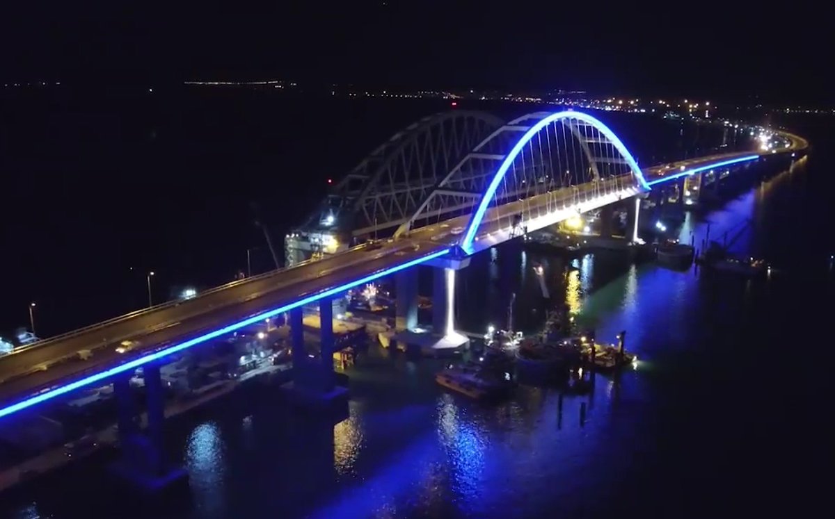 подсветка крымского моста ночью