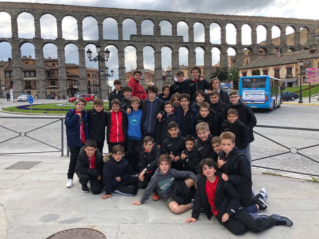 realsitiocup's tweet photo. Mirad qué fotón nos mandan el equipo Alevín e Infantil del @UnionAdarve que está participando en la #RealSitioCup 🙌⚽️ https://t.co/Sy6WeRUFk0