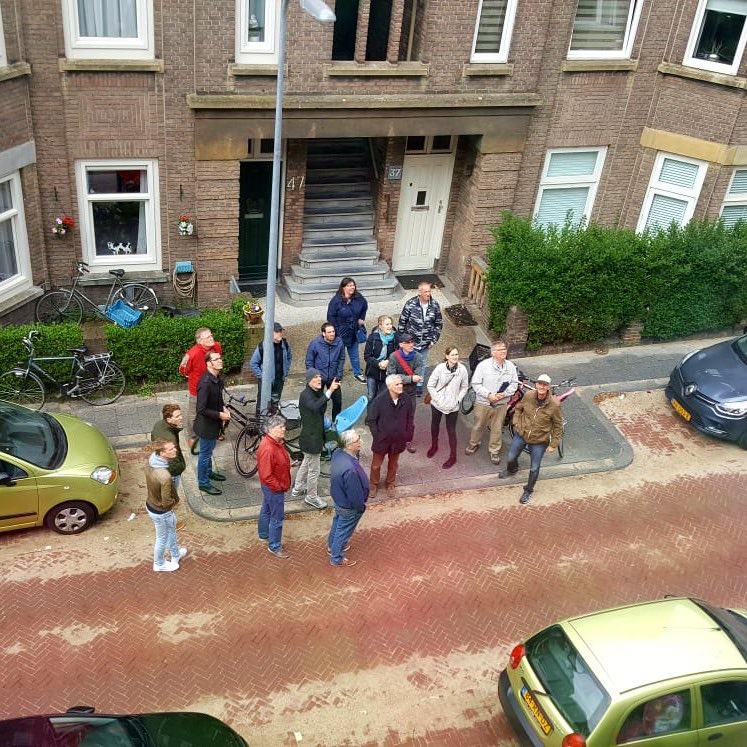 gerwinvanvulpen's tweet photo. Vandaag met @HansvanDaal de @NHS100jaar  wandeling in Bloemen- en Vruchtenbuurt naar kenmerken van Nieuwe Haagse School gekeken. Volgende week zaterdag in Rustenburg Oostbroek. Reserveren kan op https://t.co/0Xxd49UoGh https://t.co/A2oshSYJOF