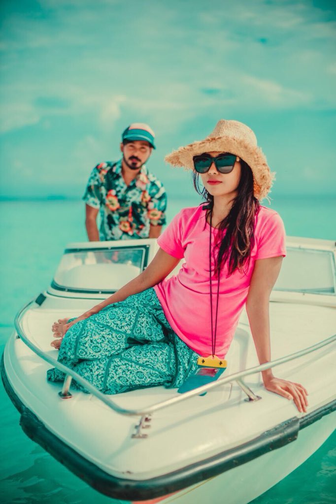 Describe this photo with a song #LavainBunelaa #MaldivianIdol #Dhiraagu