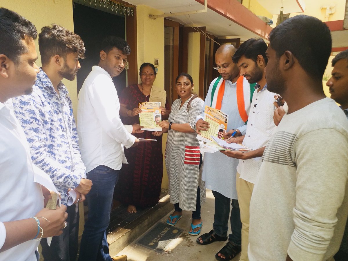 NSUIKarnataka's tweet image. Campaigning at Mahalaxmi layout,@manjunathansui who is youngest candidate in Karnataka elections.
Support and vote @manjunathansui in the upcoming #KarnatakaElections2018
#INC4MahalakshmiLayout
#INC4Karnataka