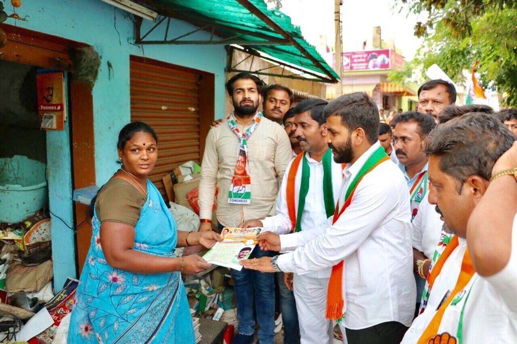 NSUIKarnataka's tweet image. Campaigning at Mahalaxmi layout,@manjunathansui who is youngest candidate in Karnataka elections.
Support and vote @manjunathansui in the upcoming #KarnatakaElections2018
#INC4MahalakshmiLayout
#INC4Karnataka
