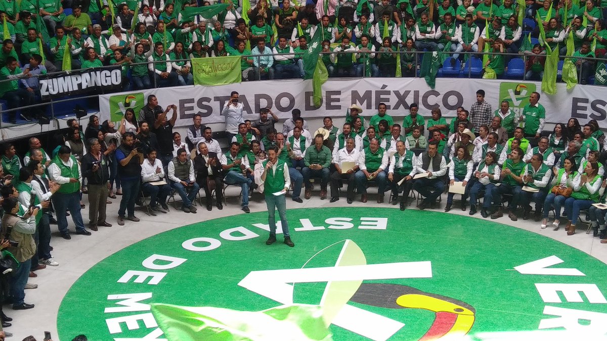 cadenapolitica's tweet photo. Toma de protesta del partido @verdeedomex  alzando la mano militantes y con  #ActitudVerde💚@PVEM_Metepec #SoyVerde https://t.co/Wjj3172uD5