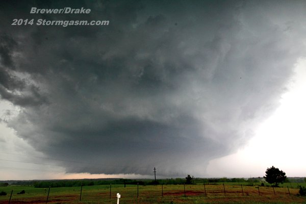 SimonStormRider's tweet image. #weatherpicofday : monster supercell &amp;amp; tornadoes in Louisville &amp;amp; Columbus MS 28 April 2014 w/ @JustonStrmRider