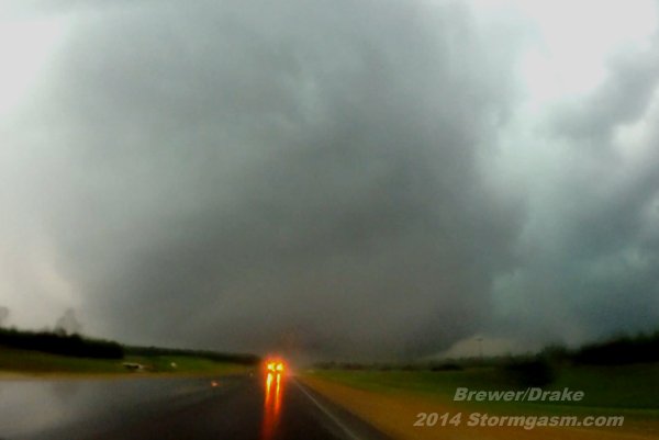 SimonStormRider's tweet image. #weatherpicofday : monster supercell &amp;amp; tornadoes in Louisville &amp;amp; Columbus MS 28 April 2014 w/ @JustonStrmRider