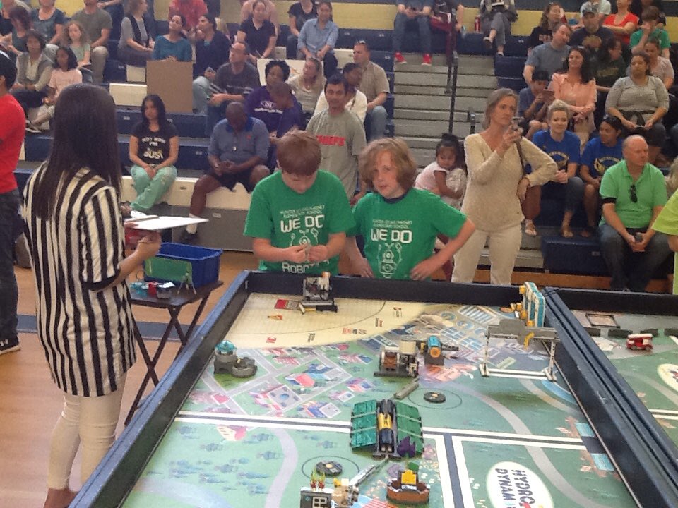 KHurelbrink's tweet photo. Awesome round #2! @HunterPrincipal @bdillon_hunter @wcpssmagnets @WCPSSTeam #wonderwake #RoboWake https://t.co/6Fz70wFTwa