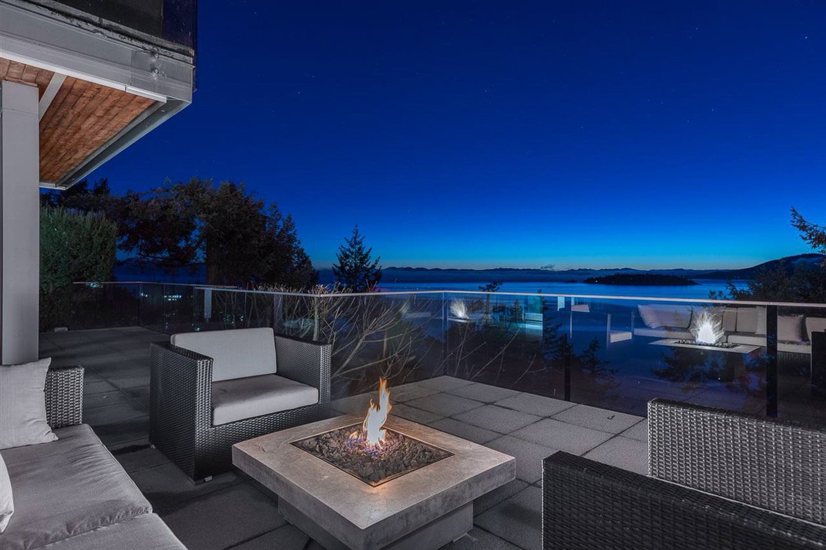RentUnique's tweet photo. BRAND NEW LISTING! Luxury custom house in West Van. 3 bdrms, 3.5 baths, 4491sqft, Available NOW. ID: 4722 https://t.co/UFkT1dieWE #RentWithUnique #WestVan #HouseforRent https://t.co/vCgMJYkZ5T