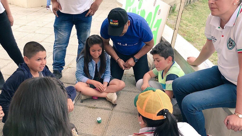 alconcepcionsan's tweet photo. #EsHoraDejugar Con nuestro Gestor Social quien dijo #VolvamosAlJuego del #Jaz #LaCoca el #Parquez la #Pirinola y el #Aro con los más chiquitines #JugarEsUnaNota en Concepción. @juegoyninez https://t.co/9rPNmKARJq
