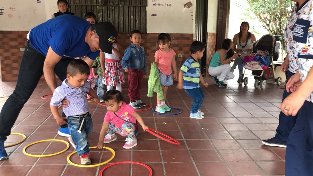 alconcepcionsan's tweet photo. #EsHoraDejugar Con nuestro Gestor Social quien dijo #VolvamosAlJuego del #Jaz #LaCoca el #Parquez la #Pirinola y el #Aro con los más chiquitines #JugarEsUnaNota en Concepción. @juegoyninez https://t.co/9rPNmKARJq