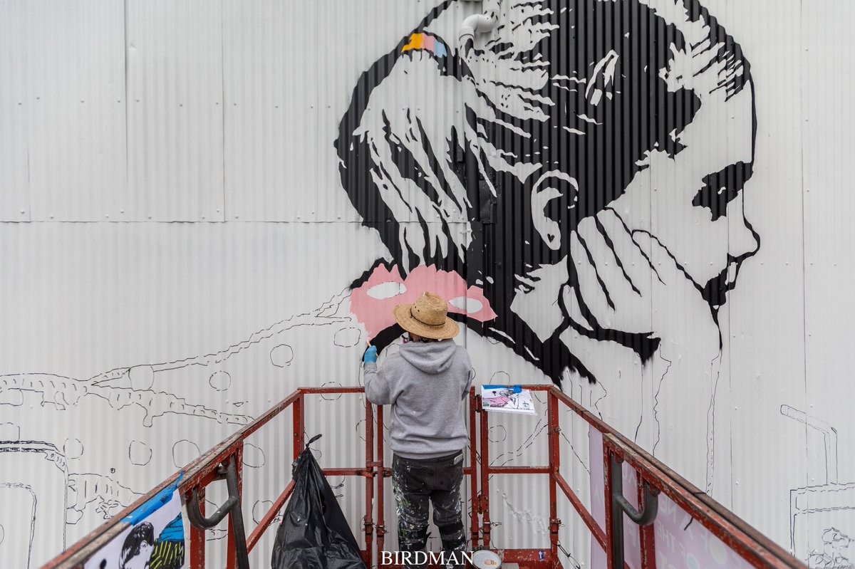 winetrain's tweet image. RT @birdmanphotos: @bumblebeelovesu working on his mural for @napa_rad @winetrain curated by @ThinkspaceArt #radnapa #thinkspaceprojects #winetrain #bumblebeelovesyou #birdmanphotos