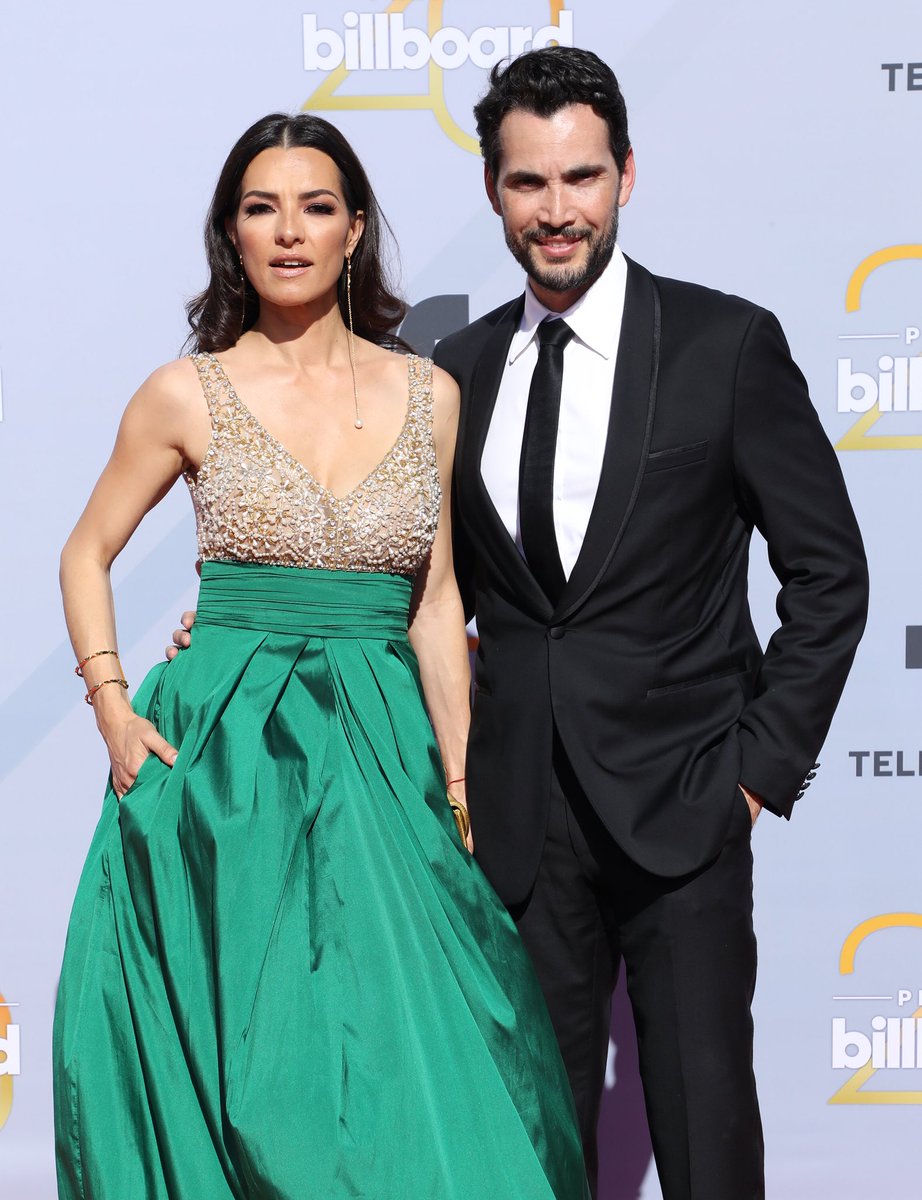 candelaferro's tweet photo. 🎶Here I Come Again 🎶
20 años de @latinbillboards ! Gracias @laurencioadot cuántas memorias de red carpet en colores juntos!
#billboards2018 Dress : #ADOTcouture @laurencioadot Jewlery : #soledadlowejewelry
📸 @ALTAimages https://t.co/Eh34Gw6JLC