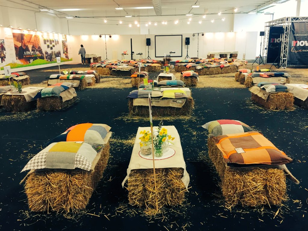VazappHub's tweet photo. 'A cena con i tuoi', sta per cominciare.

Tra poco, al Padiglione della @RegionePuglia c/o la 69° Fiera dell'Agricoltura di #Foggia 🌾 @fieradifoggia, il primo evento intergeneRelazionale. 

Oggi coltiviamo relazioni tra #padri e #figli in #agricoltura.

#vazapphub #filieracolta https://t.co/iG5mCWSghu