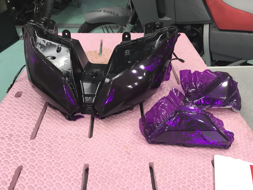 ポリッシュワークス神奈川カーフィルム カー バイクラッピング カワサキzx 6rのヘッドライト フロントウィンカーをパープル化 一晩乾燥させてから細部の仕上げをして完了です カワサキ Zx 6r ヘッドライトフィルム バイク乗りと繋がりたい バイク