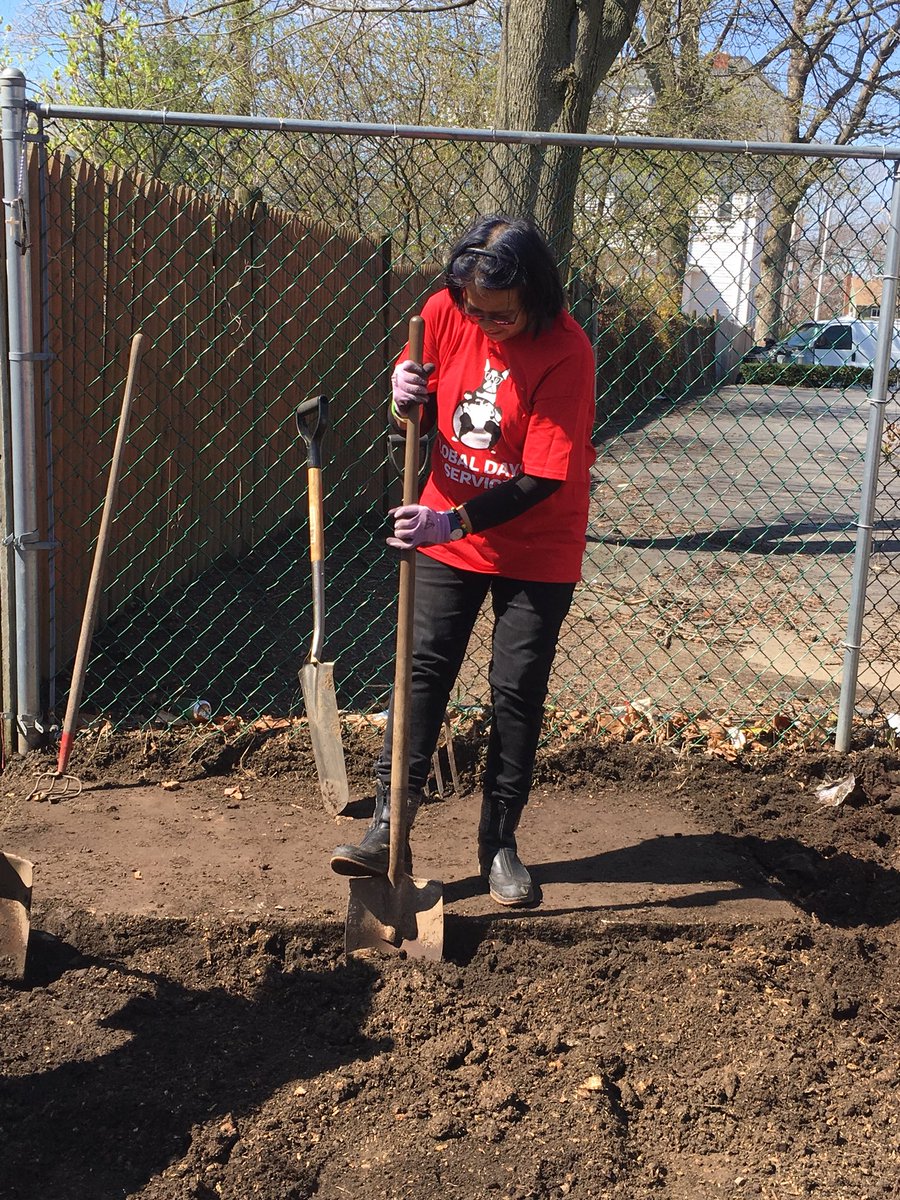 _MamaPat's tweet photo. Did our day of service at the #therealprogram in Lynn. What a wonderful program for kids! #BUDaysofService https://t.co/avyAOXx2nT