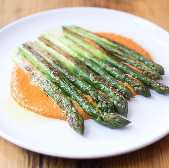 Asparagus a la Plancha <a href="/pollobravopdx/">Pollo Bravo PDX</a> #romesco #pdxeats #eaterpdx #portlandfood #pdxfood #springvegetables #pinestreetmarket #saturdaymarket #downtownpdx ift.tt/2r6mfYM