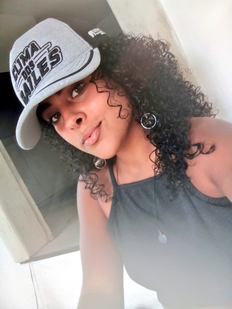 crlnassarala's tweet photo. o boné mais lindo é esse aqui.. 😊
#EHOJEEE
#ClimaDosBailes
#NAOÉFESTAÉBAILE https://t.co/r6DGsTfRV7