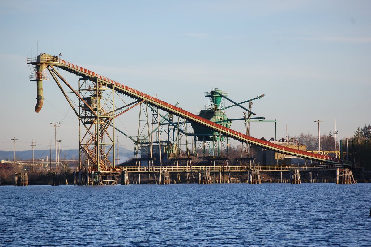 thefullreport's tweet photo. Okay sometimes industrial sites are just plain cool looking. #theruralreport in Aberdeen, Wash. 

#rural #pnw #timber #town https://t.co/yl8S0jklW4