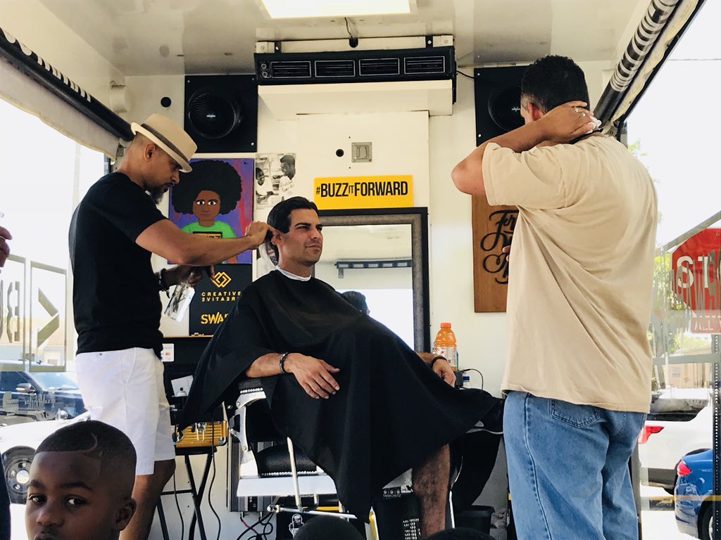 Big thanks to <a href="/buzzitforward/">BUZZ</a> for providing free hair cuts to the community and <a href="/FrancisSuarez/">Francis X. Suarez</a> for showing his support! #strongertogether  👍👌 🤜🤛