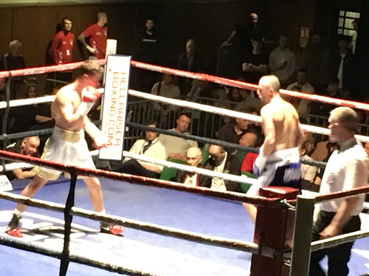 1st win for #TeamFitzpatricks ....... <a href="/TownsendBradley/">Sir Bradley Townsend</a> wins all 4 rounds . Some great movement and variety of shots . 
One to watch #boxing