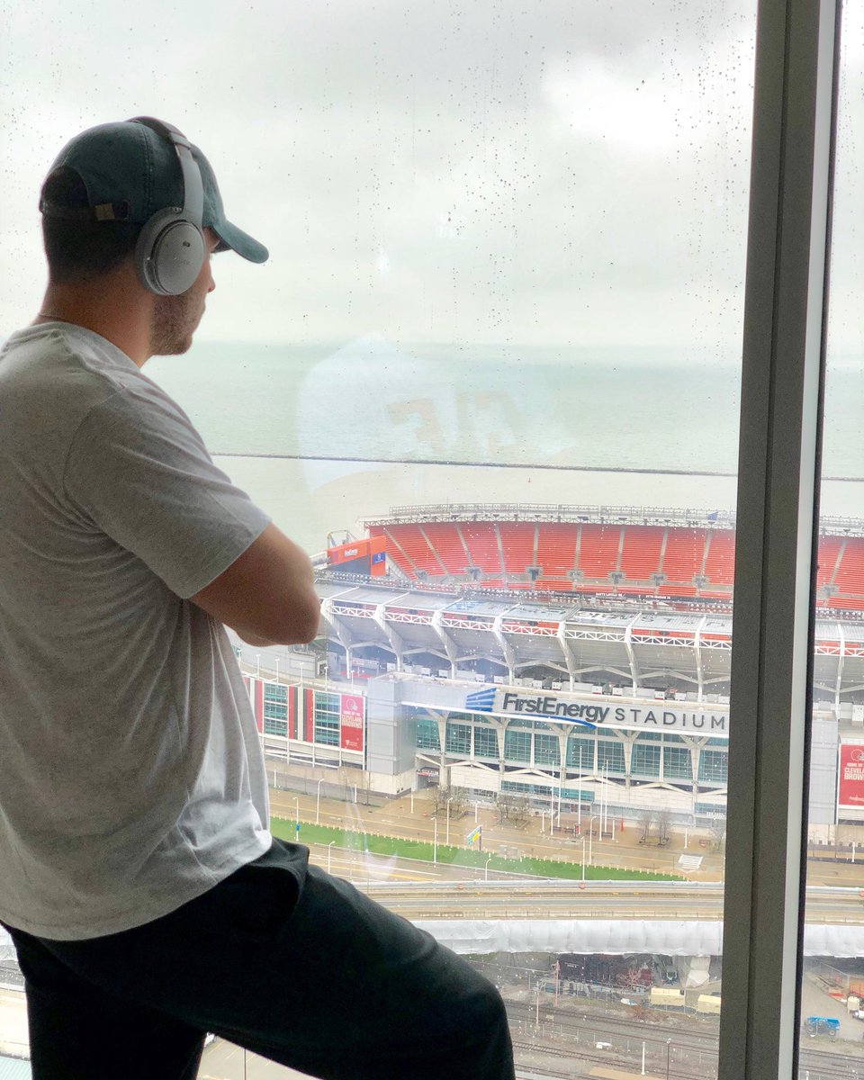 bakermayfield's tweet photo. I can’t wait for Sunday’s here! Enjoying my first #businesstrip as a pro. I’m ready to step on to that field and get going @Browns! 🤙🏼 @Bose #QC35 II #boseambassador #MMO https://t.co/cqnQVCPent
