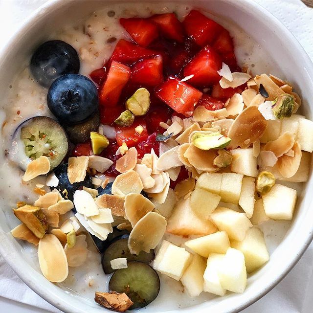 queensuburbs's tweet photo. The best way to start a day: porridge from @tiramisucafe_ealing 🙌🏼 #tiramisucafeealing #ealing #porridge #queenofthesuburbs #eatlocal #ealingcafe #stmarysvillage https://t.co/F6wOFpZP6u https://t.co/gPmP8WIan1