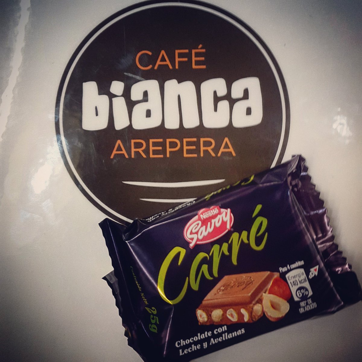 CafeBiancaOu's tweet photo. Lo pidieron y nosotros complacemos....Por #PrimeraVez en  @CafeBiancaOu disfruta del antojo de uno de los mejores chocolates del #Mundo.

El delicioso #Chocolate #Carré elaborado en #Venezuela con #CacaoVenezolano.

Ven, pruebalo, disfrutalo, deleitate y si puedes, comparte!!! https://t.co/pFknadyKUF