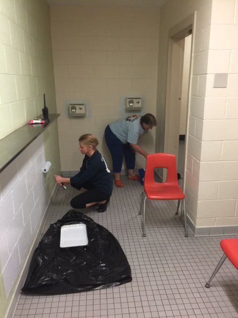 PHeathBranham's tweet photo. Our student bathroom makeovers are getting a huge boost today from the Gilbert faith community. Our students and staff say THANK YOU for BEING difference-makers! #StPaulsLutheran #ShilohUMC #GilbertUMC #FirstCalvary #GoodNewsClub
@GESIndians https://t.co/4QfMbKg932