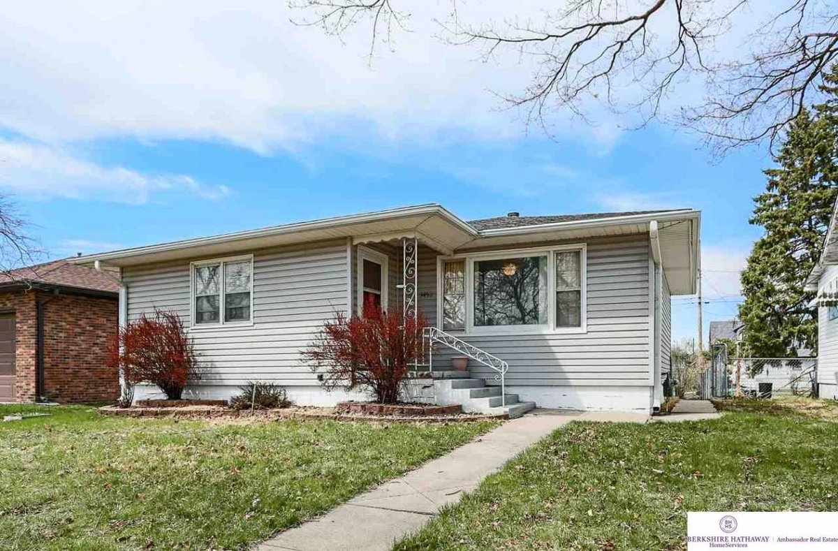 Check out my #listing in #CouncilBluffs #IA  #realestate #realtor tour.circlepix.com/home/7H6E7Y