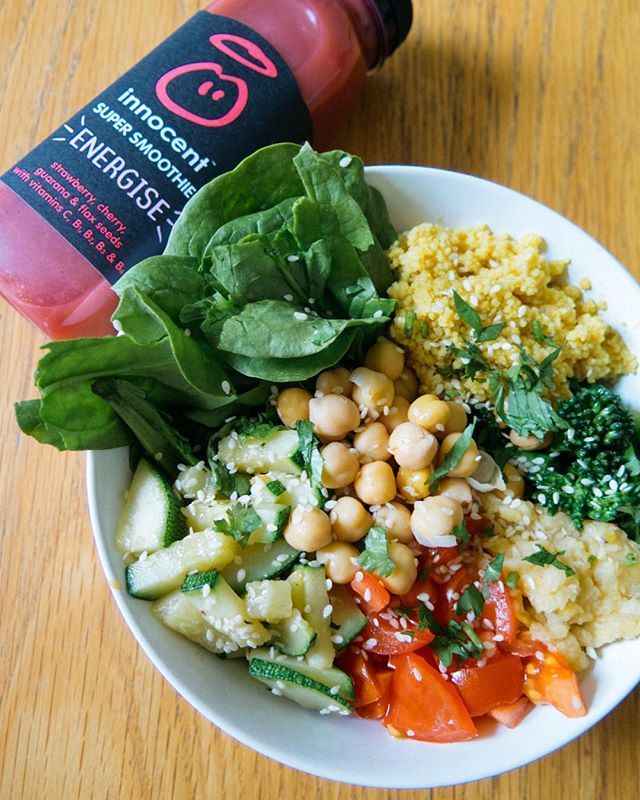 So here we are, the day after ☄️How was your Kingsday?👑🍺😳 I’m trying to make the best of this day and fight the hangover with a green bowl and a smoothie that promises to energise 🙌
Ingredients: -chickpeas
-orange lentils
-zuchini
-spinach
-tomat… ift.tt/2FoMDSP