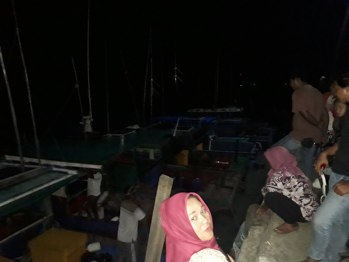 Peminat membeli ikan segar cukup banyak di pelabuhan teluk baruk Desa Sepempang <a href="/mzulficar/">ZulficarMochtar</a> <a href="/fisheris_/">PENYULUH PERIKANAN BANTU</a> @puslatluhkp <a href="/susipudjiastuti/">Susi Pudjiastuti</a>