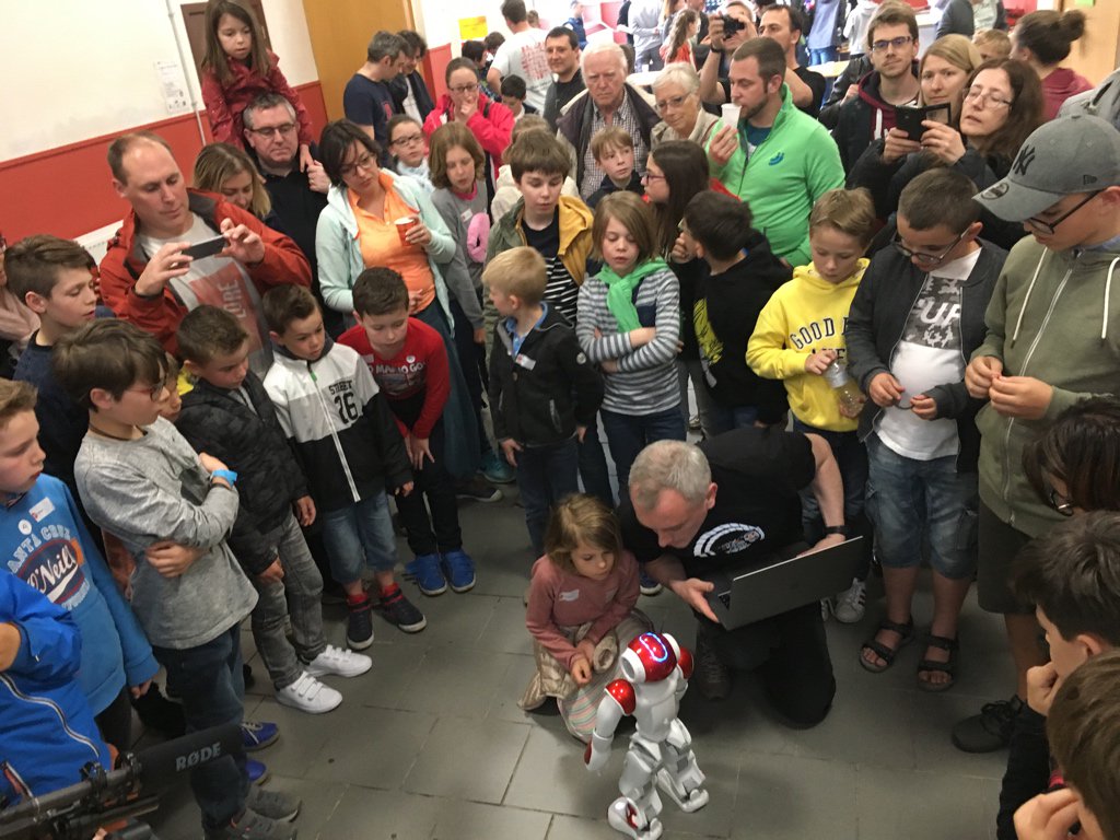 vEDW's tweet photo. It’s demo time #Devoxx4Kids Liège !

@Devoxx4Kids
@wajug @arexoconsulting @isleps https://t.co/G0WeYoJFfk