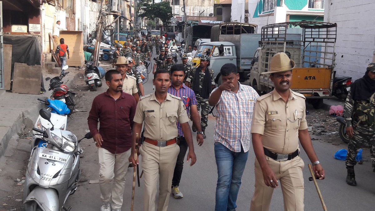 DCPWestBCP's tweet photo. ಇಂದು ಬ್ಯಾಟರಾಯನಪುರ, ಕೆಪಿ ಅಗ್ರಹಾರ &amp; ಜೆ.ಜೆ.ನಗರ ಪೊಲೀಸರು ಅರೆಸೇನಾ ಪಡೆಗಳೊಂದಿಗೆ ವಿಧಾನಸಭೆ ಚುನಾವಣೆ-2018 ರ ಹಿನ್ನಲೆಯಲ್ಲಿ ಠಾಣಾ ಸರಹದ್ದಿನಲ್ಲಿ ಪಥಸಂಚಲನ ನಡೆಸಿರುತ್ತಾರೆ. |#ಶಾಂತಿಯುತಚುನಾವಣೆಯಕಡೆ #ನಮ್ಮಪಡೆಗಳನಡೆ |#KarnatakaElections2018 |#PoliceRouteMarch |#AreaDominationContinued... https://t.co/PJ7plYV01L