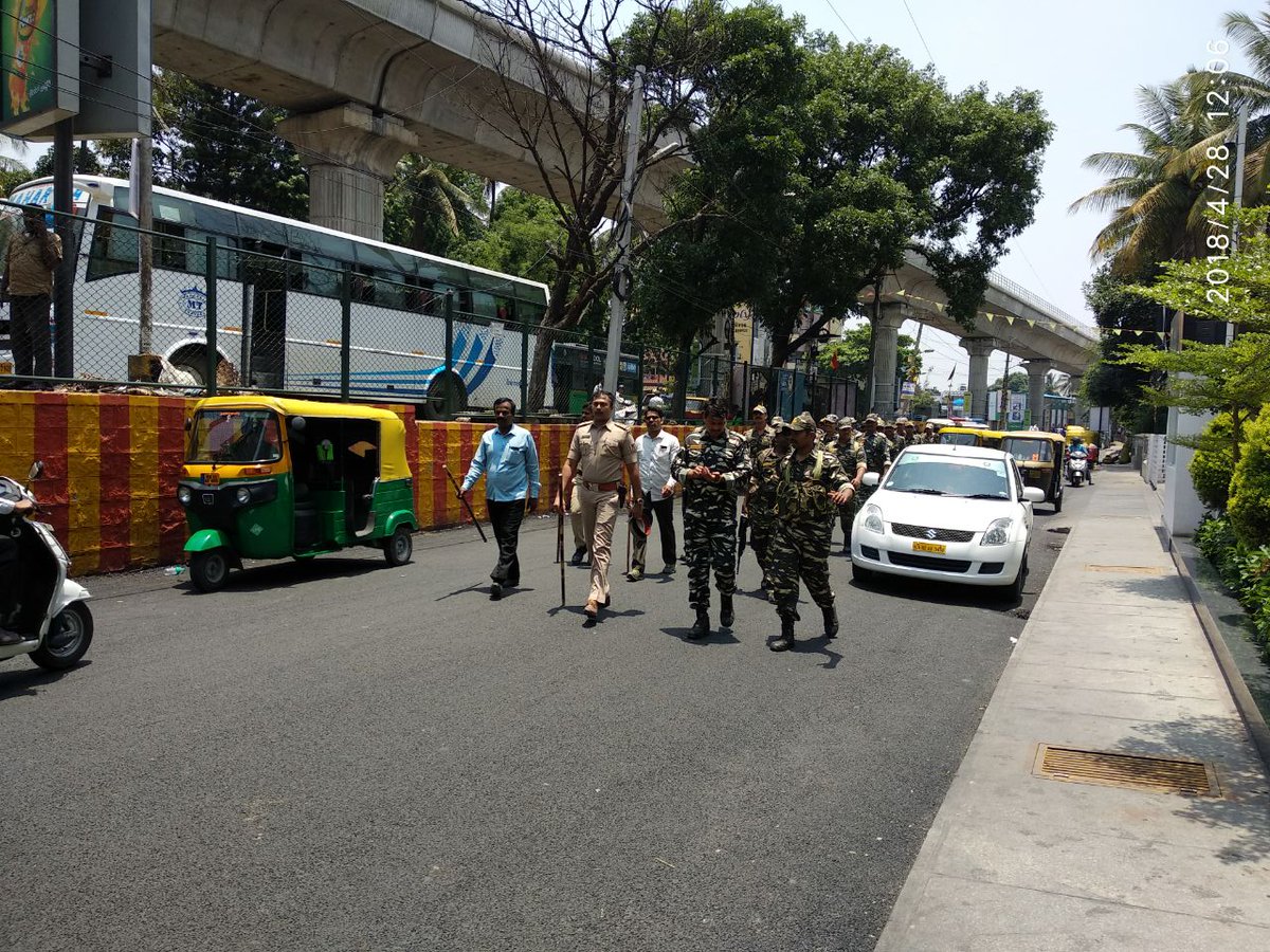 DCPWestBCP's tweet photo. ಇಂದು ಬ್ಯಾಟರಾಯನಪುರ, ಕೆಪಿ ಅಗ್ರಹಾರ &amp; ಜೆ.ಜೆ.ನಗರ ಪೊಲೀಸರು ಅರೆಸೇನಾ ಪಡೆಗಳೊಂದಿಗೆ ವಿಧಾನಸಭೆ ಚುನಾವಣೆ-2018 ರ ಹಿನ್ನಲೆಯಲ್ಲಿ ಠಾಣಾ ಸರಹದ್ದಿನಲ್ಲಿ ಪಥಸಂಚಲನ ನಡೆಸಿರುತ್ತಾರೆ. |#ಶಾಂತಿಯುತಚುನಾವಣೆಯಕಡೆ #ನಮ್ಮಪಡೆಗಳನಡೆ |#KarnatakaElections2018 |#PoliceRouteMarch |#AreaDominationContinued... https://t.co/PJ7plYV01L